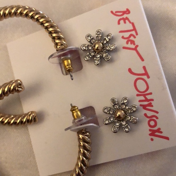 Betsey Johnson Some Bunnys Baby Daisy Studs & Gold Tone Hoop Earring Set NWT - Picture 10 of 12